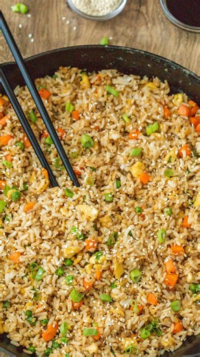 EASY FRIED RICE RECIPE 🍚🔥 (Better Than Takeout!) This homemade fried rice recipe is quick, budget-friendly, and made with simple ingredients you probably already have! It’s the perfect weeknight dinner, meal prep idea, or side dish for your favorite takeout-inspired meal. ✨ Ready in minutes ✨ Packed with flavor ✨ Family favorite 🥢 Ingredients: • 2 tablespoons sesame oil • 2 tablespoons vegetable oil • 4 cups cooked rice (cooled) • 3 tablespoons soy sauce • ½ teaspoon salt • 1 teaspoon pepper
