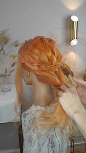 5 Tipps wie Locken halten♥️ 1) Haar Analyse ! Ist das Haar fein, kräftig, trocken, weich oder empfindlich. 2) Die Auswahl des Gerätes sowie auch der Durchmesser. In der Regel kannst Du einen Durchmesser von 25 mm verwenden. Hiermit bekommst Du eine gute Haltbarkeit. 3) Deine Abteilungen sollten zur Haarstärke passen. Wenn das Haar sehr kräftig und dicht ist, musst Du feiner abteilen. 4) Verwende ausreichend viel Produkt. Wenn eine Locke nicht genügend Haarspray bekommt, wird sie im Laufe des Tag