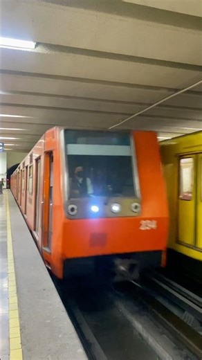 NM-83B saliendo y NM-79 entrando a la estación Tacuba de la Línea 7 del Metro de la CDMX.