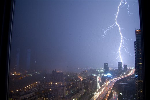 See lightning damage buildings in ultra-slow motion video