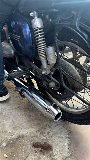 Crazy Delhi Vlog on Instagram: "Jawa 42 Exhaust Sound Modification #jawa #jawamotorcycles #jawaaccessories #jawamodified #jawa42 #jawaperak #jawa42bobber #jawaexhaust #exhusted #modified #accesorios #modifmotor #viral #trending #instagood #reels #instagram #trendingreels"