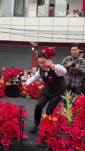 伴郎抢到手捧花后，送给了妈妈，妈妈开心得合不拢嘴。｜中国－贵州安顺　幸福美满　#best #man #give #bouquet #MOM #very #happy #wedding #China