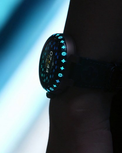 The Rhythm of Time. Louis Vuitton presents Tambour Horizon Light Up Campaign starring Gong Jun and Sophie Turner. Discover the new connected watch. | Louis Vuitton