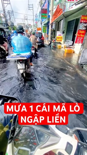 Đường Mã Lò Bình Tân ngập nước cống đen ngòm sau mưa | Cảnh khổ tài xế xe ôm công nghệ