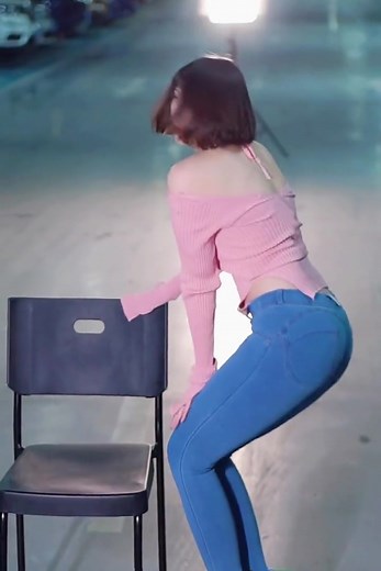 Seductive Chair Dance and Twerk in Skinny Jeans