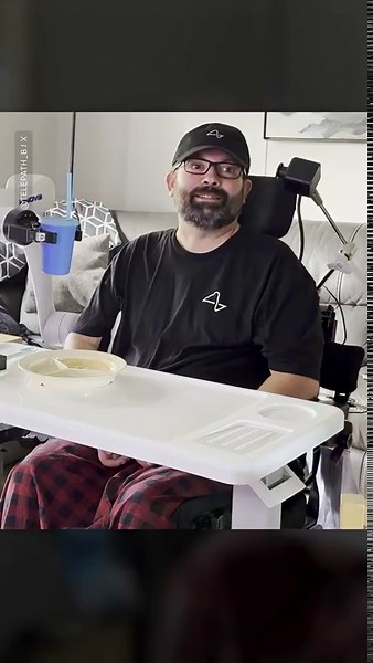 Watch a Neuralink user control a robot arm with his mind