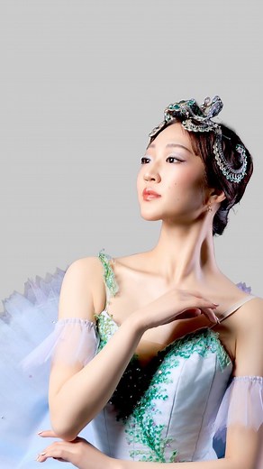 谷桃子バレエ団 / TMB COMPANY on Instagram: "〝大塚アリスが魅せる「森の女王」とは？〟 『ドン・キホーテ』の中でも、ひときわ異彩を放つ「森の場面」。そこに現れる“森の女王”は、まるで夢の中に現れた妖精のように、静けさと神秘に包まれた存在です。 物語がスピード感あふれる展開を見せる中で、このシーンはまるで時間が止まったかのよう。 観客は一瞬、現実を忘れ、幻想の森に迷い込んだような感覚になります。 ふわりと姿を現す大塚アリス。 その動きは音楽に溶け込み、まるで空気に色がついたような透明感と軽やかさ。手の先、足の先まで神経が行き届いた美しい動きは、まるで一枚の絵画のように、背景までもが浮かび上がってくるかのようです。 〝静寂の中に輝く、美しき幻想〟 この「森の女王」のシーンは、バレエを初めて観る方にも心に残るはず。 静かなのに強く、儚いのに力強いー そんな“美しさの真髄”を、ぜひ劇場で体感してください。 🎥 大塚アリス 森の女王役 5/22夜・5/24両公演 大塚アリス 5/23 夜公演 森本悠香 ———————— 2025年5月22日(木)〜24日(土) 春