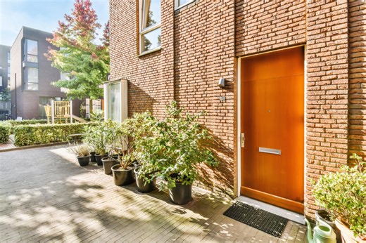 Isoler sa porte d’entrée du froid : toutes les solutions efficaces