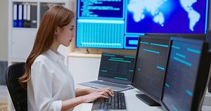 asiatische selbstständige Softwareingenieurin oder Programmiererin in: Stockvideos & Filmmaterial (100 % lizenzfrei) 1100384151 | Shutterstock