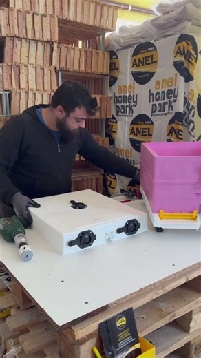 Θύρας Τροφοδοσίας ANEL - the ANEL Feeding Plug #anel_beekeeping #beekeeping #shorts