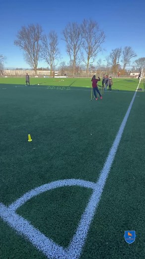 𝙃𝙖𝙧𝙢𝙤𝙣𝙮, 𝘼𝙠𝙧𝙖𝙢, 𝙆𝙮𝙖𝙣𝙤, 𝙀𝙡𝙮𝙟𝙖𝙝 & 𝙅𝙖𝙮𝙙𝙚𝙣 doing the warming-up parcour excercise. We always start the training with the ‘parcour’ in groups. With this excercise we start every training. We put the boys straight to work and push them to give direct 100%! It is a tough warming-up, but beside of that it is a variable excercise. They working on several important aspects like: - Coordination - Passing (both feet) - Speed - Stamina - Brutal / aggressive verbal presence - 𝐓𝐡