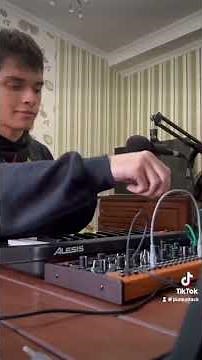 I BOUGHT MY FIRST SYNTH BEHRINGER CRAVE, ALESIS Q25 unboxing
