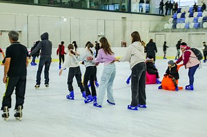 Ce program are Patinoarul Berceni Arena în ultimul weekend din martie ⛸️ Dacă n-ai patine, trebuie să plătești ca să le închiriezi • TIMP LIBER