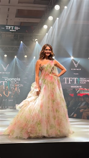 10K views · 74 reactions | mrunal thakur poses for the cams as she walks the ramp at a fashion event in santacruz | Voompla | Facebook