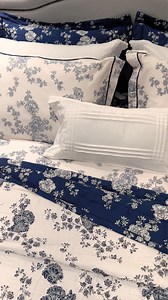 Com a dupla face do Kit Colcha La Via Blue, você só precisa de 15 segundos para transformar o visual da sua cama de forma encantadora, delicada e repleta de aconchego. Apaixone-se pelo romantismo com a maciez do toque acetinado em puro algodão 210 fios. ❤️ | mmartan