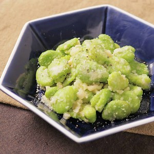 『ビールがススム！そら豆ガーリックチーズ』 ビールやワインにピッタリ！塩茹でしてそのまま食べてもおいしい空豆にガーリックとチーズの風味をプラスしました。お酒がすすむ、止まらないおいしさのおつまみです。 | kurashiru［クラシル］