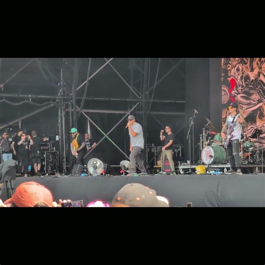 👽 Nu-Metal Nostalgia Hits the Main Stage! Alien Ant Farm - Courage (Live at Download Festival 2025)