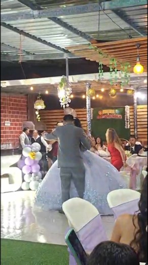 🎉 𝐄𝐥 𝐞𝐯𝐞𝐧𝐭𝐨 𝐪𝐮𝐞 𝐢𝐦𝐚𝐠𝐢𝐧𝐚𝐬, 𝐧𝐨𝐬𝐨𝐭𝐫𝐨𝐬 𝐥𝐨 𝐡𝐚𝐜𝐞𝐦𝐨𝐬 𝐫𝐞𝐚𝐥𝐢𝐝𝐚𝐝. Local Fiestas y Eventos en Familia transformamos cualquier celebración en una experiencia inolvidable. Contamos con un servicio integral que lo tiene TODO: Mesas con manteles , Sillas de adulto y de Niños ,Tv inteligentes, iluminación estilo Hora Loca,, área de juegos ,Wi-fi , Nevera , Cosina mucho más. ✨ Aquí no improvisamos: diseñamos, planificamos, montamos y operamos cada detalle para que tú 