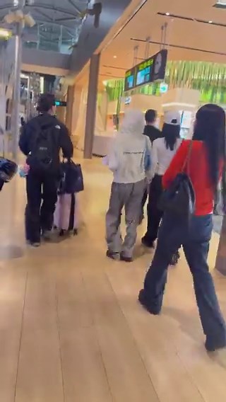 OP bumped into Jiminjeong earlier at the airport “I was carrying my backpack when a girl with long orange hair walked lively from behind me to in front of me, slightly turning sideways. She had a youthful and boyish charm. I even joked to myself that I just encountered my “ideal type” she was so pretty” This story of OP and Minjeong 😭