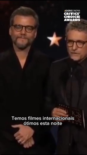 😂❤️Wagner Moura e Kleber Mendonça Filho apresentaram a principal prêmio do Critics Choice Awards 2026! Os brasileiros subiram ao palco para anunciar o vencedor na categoria de Melhor Filme, "Uma Batalha Após a Outra", mas não deixaram de brincar com a situação. #CriticsChoiceAwards #AdoroCinema | AdoroCinema