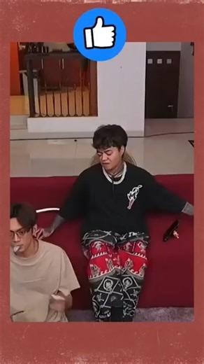 @rezaarap.fans on Instagram: "1. Reza Arap (Reza Oktovian) adalah figur sentral dalam budaya pop digital Indonesia. Mengawali karier sebagai pioneer YouTuber gaming, ia bertransformasi menjadi musisi sukses melalui grup Weird Genius, yang mencetak hits global "Lathi". Dikenal dengan persona yang blak-blakan dan nyentrik, Arap juga merambah dunia akting lewat film Modus Anomali dan Kupu-Kupu Kertas. Sebagai pengusaha dan kolektor kultur pop, ia tetap menjadi trendsetter yang kerap memicu diskusi