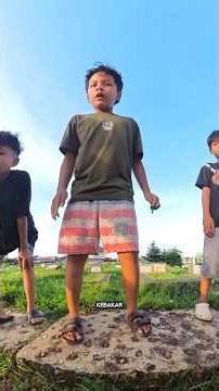 This kid's expression of holding in his poop makes you laugh #comedy