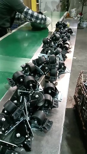 Automatic production of casters We are a professional manufacturer of metal casters, and we can customize various casters.#castor#casterfactory #universalwheel #hardwarefitting #fyp