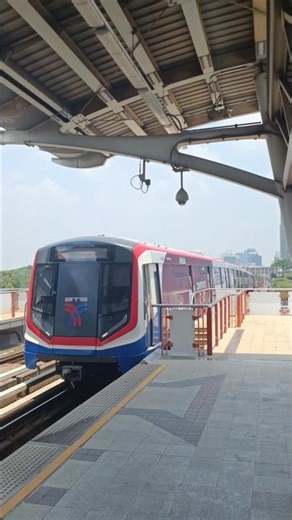 Familiar station announcements bangkok BTS Skytrain Arrival | Sukhumvit Line POV | City Movement
