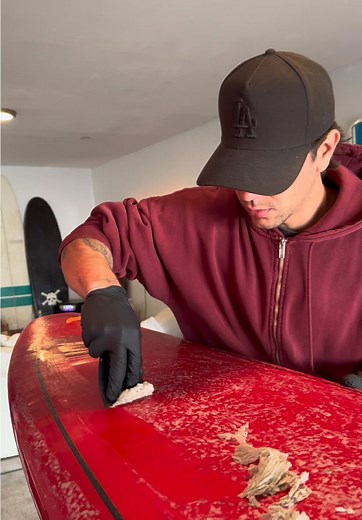 Scraping off the wax from a 9ft Trident surfboard and finishing it with coconut oil for a clean, smooth surface💫 #surfboard #waxremoval #coconutoil #surfinglife #boardcleaning #surfersparadise #satisfyingvideo#asmr #fyp