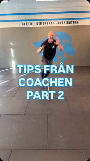 Snurrar du ofta runt i en ring när du gör övningen ”line facing burpees” och blir helt yr? 🥴 Föreställ dig då en publik som du vill ha ögonkontakt med hela tiden! För extra pepp kan du tänka att den här publiken hejar och applåderar åt dig när du gör dina burpees! 👏 Trevlig helg vänner! #crossfit #göteborg #crossfitgöta #linefacingburpees #burpees #tips | CrossFit Göta