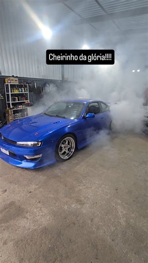 Hashiloko on Instagram: "Hora do burnout dentro !! Todo carro que terminamos tem que fazer o burn dentro da oficina mais louka do Brasil! Terminamos.de motar esse rarrisimo 240sx Montamos um motor Rb25 turbo 350cv O fluter ficou top pintura ficou incrível! Body kit insano! Mais um projeto hashiloko #carro #drift #jdm #turbo #fluter #azul"
