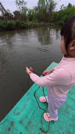 आज तो चुटकी ने मछली पकड़ ली 🤣~mini wood toy wood working art #shortsviral #shorts