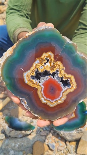 OMG 😱 Shocking green Red agate gemstone Crystal Geode Found Inside Massive Rock 💎 | Diamond Hunter