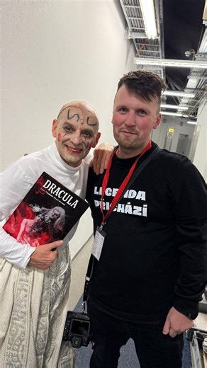 Vladimir Pyxel Domen FOTOGRAF on Instagram: "Dnes som mal možnosť odovzdať dve knihy z muzikálu Dracula Renáte Drössler a Tomášovi Traplovi a musím povedať, že to bol pre mňa silný a výnimočný moment. Je pre mňa obrovskou cťou stretnúť sa s umelcami, ktorí do svojich postáv vkladajú nielen profesionalitu, ale aj srdce, vášeň a absolútne nasadenie. Patrí vám obom jedno veľké a úprimné ĎAKUJEM – za to, že ste prijali svoje úlohy s takou pokorou a zároveň obrovskou silou. Váš muzikálový prejav je p