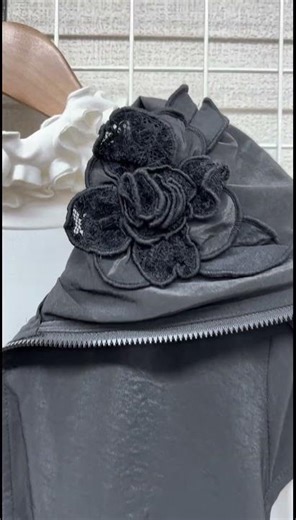 一枚で映える。大人の立体フラワーワンピース#50代ファッション#ジャンバースカート#花モチーフ#上品コーデ#ブラックコーデ#秋冬ファッション#40代ファッション #シンプルコーデ#ゼニス田辺