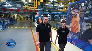 Autos bauen - das ist deutsche Kernkompetenz. Aber schrauben die Leute in der Autofabrik wirklich tagein tagaus die gleichen Teile zusammen? #Galileo hat sich das mal angeschaut. 🚘 #watch | Galileo