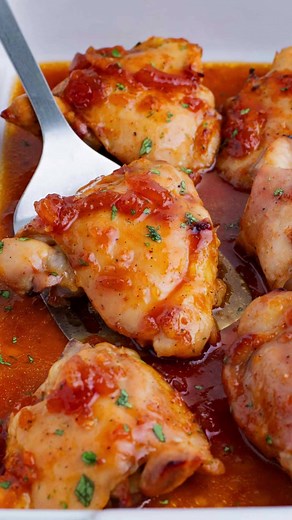 Apricots meet barbecue in this delightful Apricot Chicken recipe! Boneless thighs, a simple marinade, and a trip to the oven... it's as simple as that to have dinner ready! 🍗 INGREDIENTS 🍗 1 ½ lbs. chicken thighs or chicken breasts 🍗¾ cup apricot preserves 🍗¼ cup barbecue sauce or ketchup 🍗2 Tbsp. lime juice freshly squeezed 🍗1 Tbsp. soy sauce or Worcestershire sauce 🍗2 cloves garlic finely minced 🍗½-1 tsp. Sriracha sauce optional 🍗1 tsp. salt to taste 🍗¼ tsp. black pepper 🍗Fresh pars