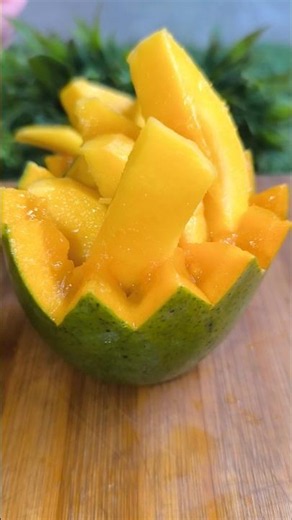 Easy Mango Lotus Basket Art 😍 | Beautiful Fruit Serving Decoration #shorts