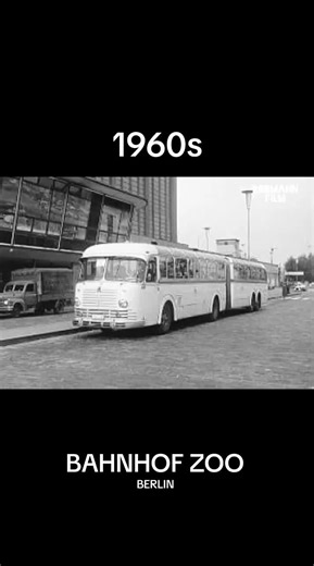 Bus am Bahnhof Zoo in Berlin in den 1960er Jahren. #berlin #zoo #bus #bormannfilm #history