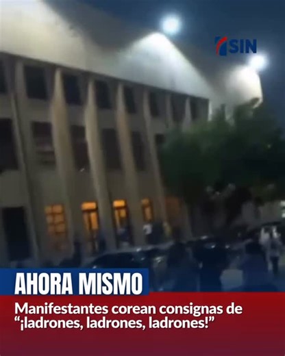 𝐓𝐎𝐋𝐄𝐑𝐀𝐍𝐂𝐈𝐀 𝐂𝐄𝐑𝐎 𝐑𝐃 🇩🇴 on Instagram: "#AhoraMismo-. La población sale a las calles para exigir justicia y reclama prisión preventiva para todos los imputados en el caso Senasa. #SenaSa #ToleranclaCeroRD✊🏻🇩🇴"