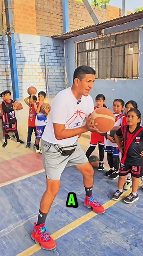 3.1K views · 30 reactions | Enseñar con pasión... Simple #basketball #baloncesto #basketballislife #academia #chaclacayo | Escuela de Basketball Raygada Skills | Facebook
