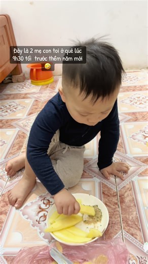 Mẹ con ăn đêm vui vẻ trước thềm năm mới