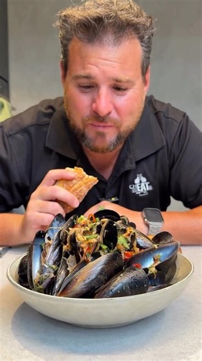 How to make white wine Chilli Mussels