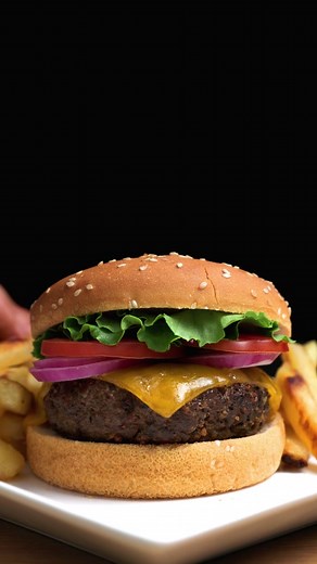 The Fascinating History of the Cheeseburger