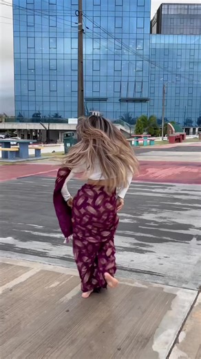 Full video on FB 😌Holi is my favorite holiday because it’s the one day where race nor religion matter 🥰 Just all the beautiful colors wrapped in Unity ✨ Happy Holi