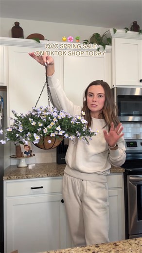 No green thumb? No problem! These hanging plants are a must for spring and summer outdoor decor ☀️🌸 #springdecor #homedecor #decor #outdoordecor #summerdecor