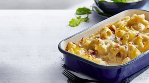 Krämig kasslergratäng med pasta - allt i en form