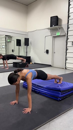 Back handspring drill for core development & shoulder blocking💥 #acro #plank #acrodance #strengthandconditioning