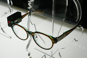 このメガネ拡張性ハンパない。ARディスプレイ、アクションカム、スピーカー、翻訳機になれる