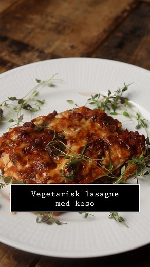 Ibland vill man bara ha en trygg, enkel middag som sköter sig själv i ugnen. Den här vegetariska lasagnen är precis sån. Belugalinser, morötter och en mustig tomatsås varvas med krämig keso och ost – och vips har du en mättande vardagsrätt som räcker till både middag och morgondagens lunchlåda. Sånt älskar iallafall jag! 😊 (Gammal film, ni ser ju Benji 💔) • Vegetarisk lasagne med keso och belugalinser INGREDIENSER​​​​ Cirka 12 styck lasagneplattor 1 gul lök, finhackad 2-3 vitlöksklyftor, hacka